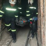 صورة لمنجم ذهب غير رسمي في البيرو، مع إشارة إلى العنف والصراعات المرتبطة به.