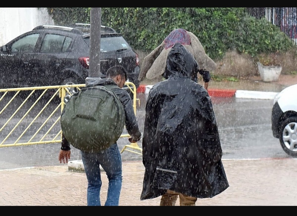 صورة لمدرسة في تارودانت خلال يوم ممطر، ترمز لقرار تعليق الدراسة بسبب سوء الأحوال الجوية.