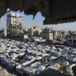 عمال إغاثة يقدمون المساعدات في قطاع غزة وسط تحذيرات الأمم المتحدة