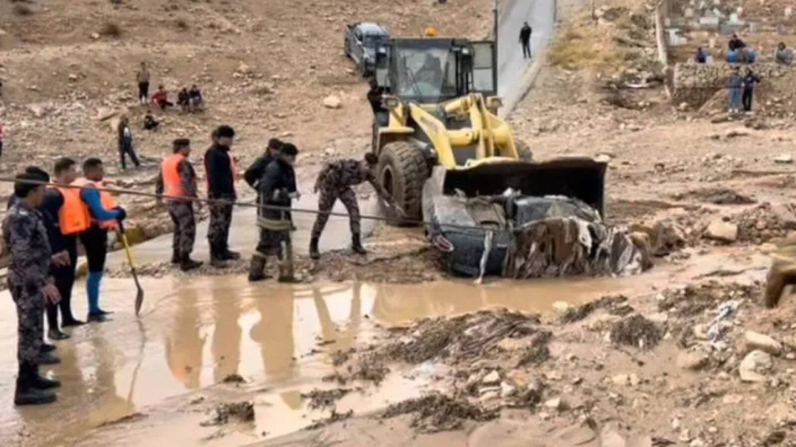 الحكومة الأردنية تباشر صرف تعويضات للمتضررين من الأحوال الجوية بدءاً من الكرك 3 فرق ميدانية أردنية تستعد لتوزيع المساعدات على المتضررين من الأحوال الجوية