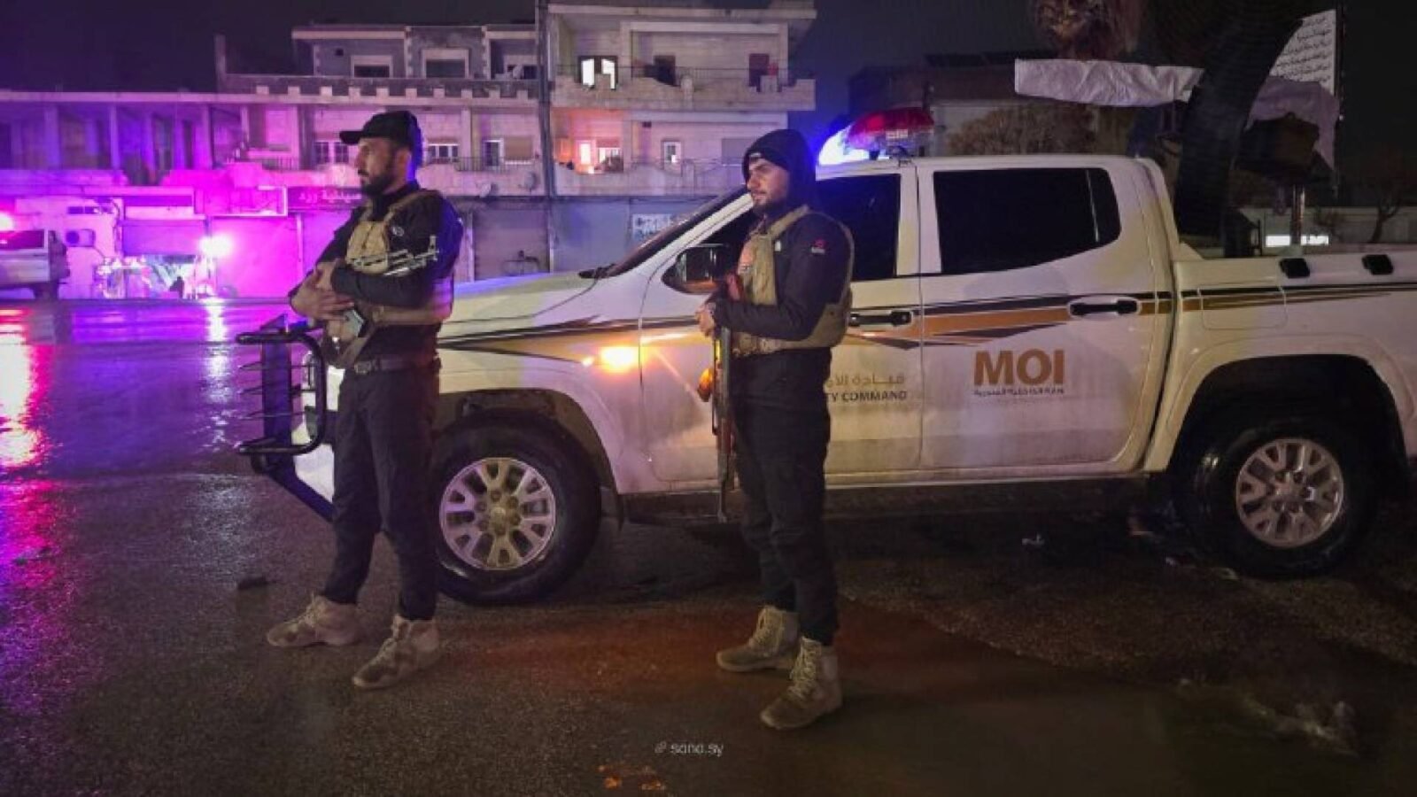 عناصر أمن سورية في موقع حادث تفجير في حلب