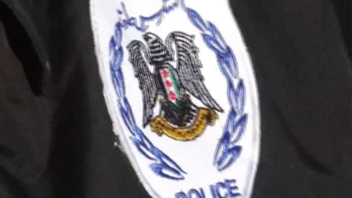 صورة لسيارات الشرطة وسيارات الإسعاف في موقع تفجير انتحاري في حلب، سوريا، مع تواجد أمني مكثف.