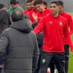 أطفال أبناء شهداء الواجب يتفاعلون مع لاعبي المنتخب المغربي في أكاديمية محمد السادس لكرة القدم.