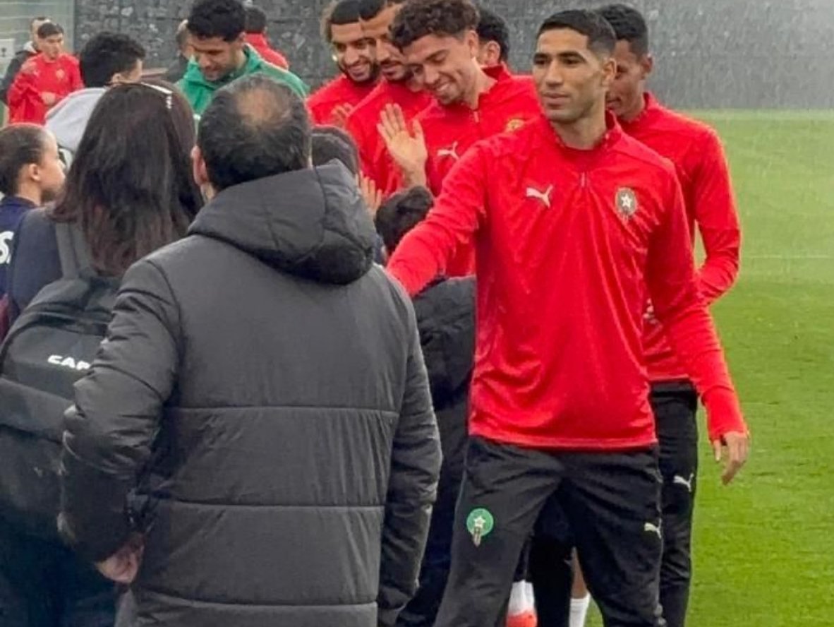 أطفال أبناء شهداء الواجب يتفاعلون مع لاعبي المنتخب المغربي في أكاديمية محمد السادس لكرة القدم.