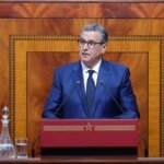 صورة لنساء حرفيات مغربيات يعملن في الصناعة التقليدية، مع إشارة إلى دعم الحكومة لتمكينهن.