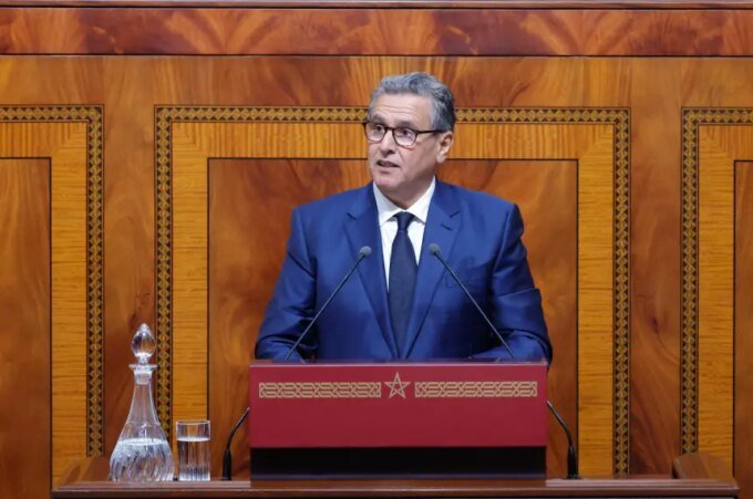 صورة لنساء حرفيات مغربيات يعملن في الصناعة التقليدية، مع إشارة إلى دعم الحكومة لتمكينهن.