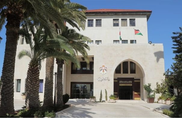 وحدة عرض مغلقة لمنتجات التبغ في متجر، مع لوحة تحذيرية