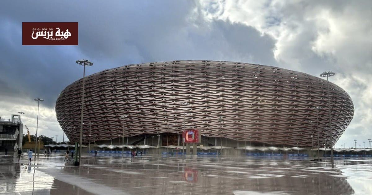 صورة لملاعب كرة قدم حديثة في المغرب تستضيف مباريات كأس الأمم الإفريقية، مع إشارة إلى جودة التنظيم.