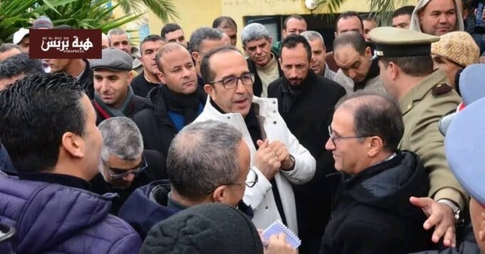 عامل إقليم الحسيمة السيد فؤاد حاجي يتفقد مشروعاً تنموياً أو يتحدث مع ساكنة محلية.