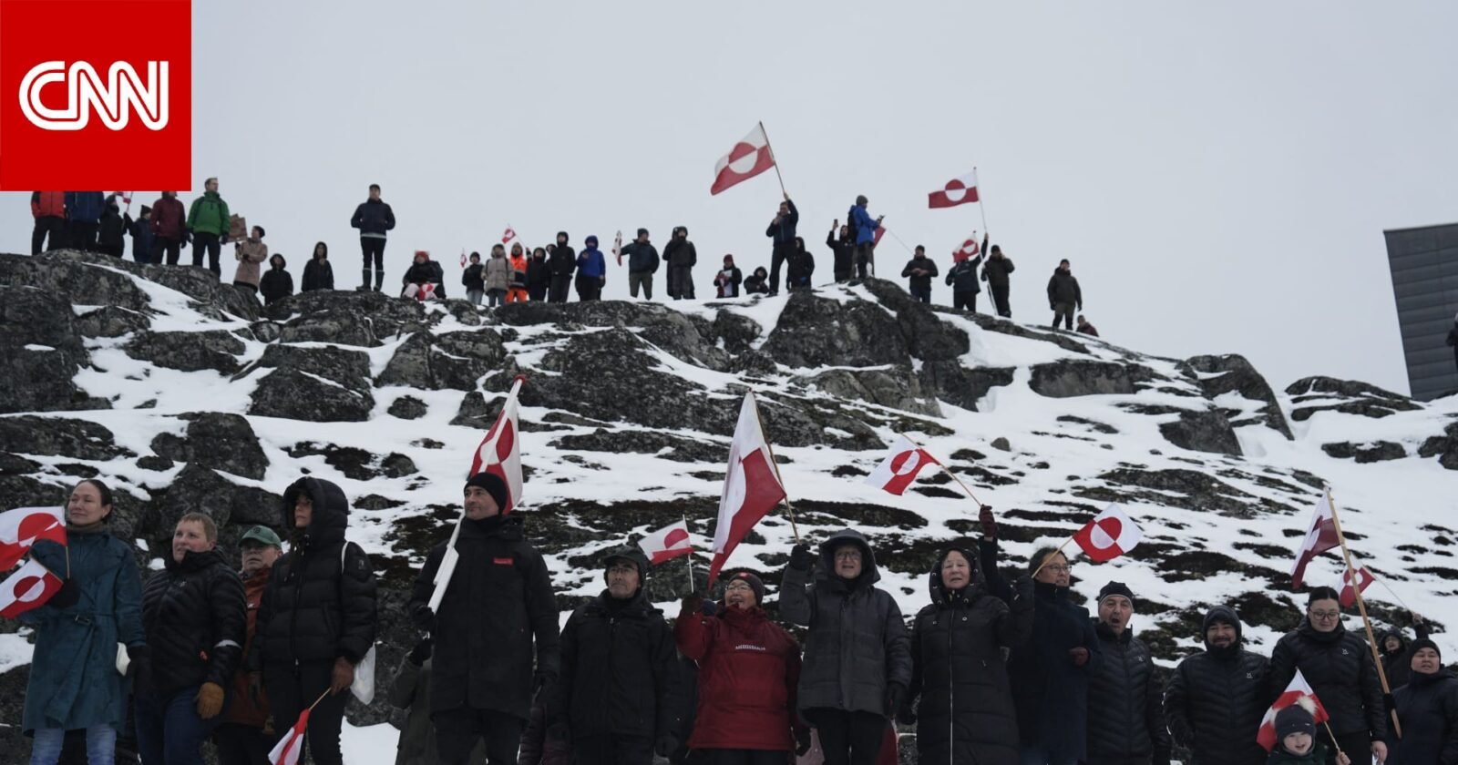 صورة تظهر خريطة غرينلاند محاطة بأعلام دول أوروبية والولايات المتحدة، في إشارة للتوترات الجيوسياسية حول الجزيرة.
