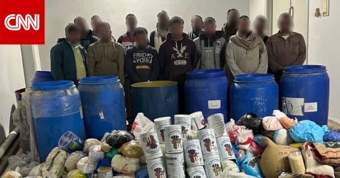 أفراد شبكة تهريب المواد المدعومة والمضبوطات في الكويت