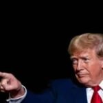 صورة تجمع الرئيس الأمريكي دونالد ترمب وشعار منصة تيك توك، في سياق الجدل حول الرقابة.