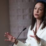 شعار جائزة نوبل للسلام مع خلفية تظهر دونالد ترامب وماريا كورينا ماتشادو