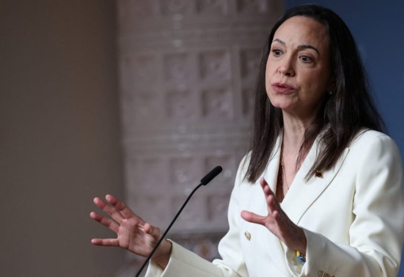 شعار جائزة نوبل للسلام مع خلفية تظهر دونالد ترامب وماريا كورينا ماتشادو