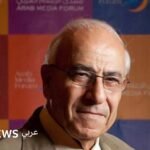 صورة للإعلامي جميل عازر، مذيع بي بي سي السابق ومؤسس قناة الجزيرة، بابتسامة هادئة.