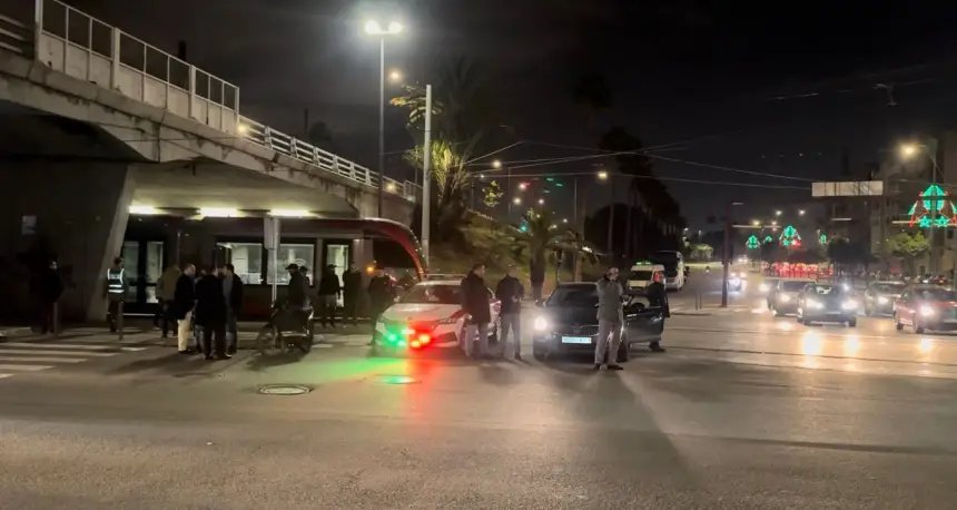 حادث مروع يهز البيضاء ليلة رأس السنة: مجهولون يرمون شخصاً من قنطرة بحي التيسير 3 مشهد لقنطرة بحي التيسير بالدار البيضاء ليلاً مع تواجد أمني