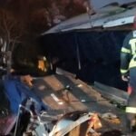 صورة لحافلة منقلبة على جانب الطريق بمنطقة عين حرودة مع تواجد سيارات إسعاف وعناصر أمنية.