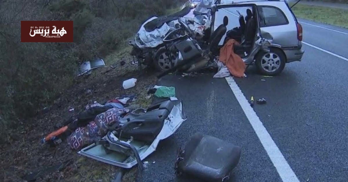 صورة لسيارة متضررة أو طريق سريع في إسبانيا بعد حادث سير مأساوي