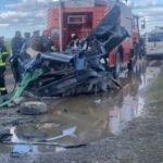 موقع حادث سير مروع بالعرائش يظهر شاحنة فوق سيارتين متضررتين