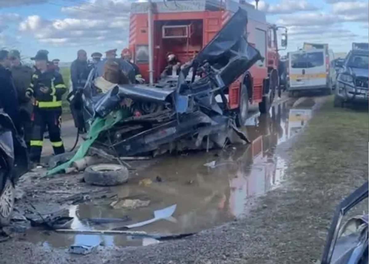 4 قتلى في حادث سير مروع بالعرائش: شاحنة تدهس سيارتين على الطريق الوطنية 1 موقع حادث سير مروع بالعرائش يظهر شاحنة فوق سيارتين متضررتين