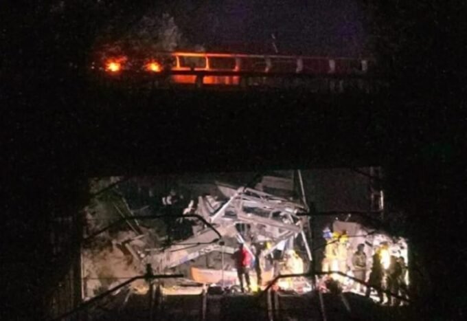 صورة لقطار خرج عن القضبان قرب برشلونة بعد سقوط جدار، مع تواجد فرق الإنقاذ
