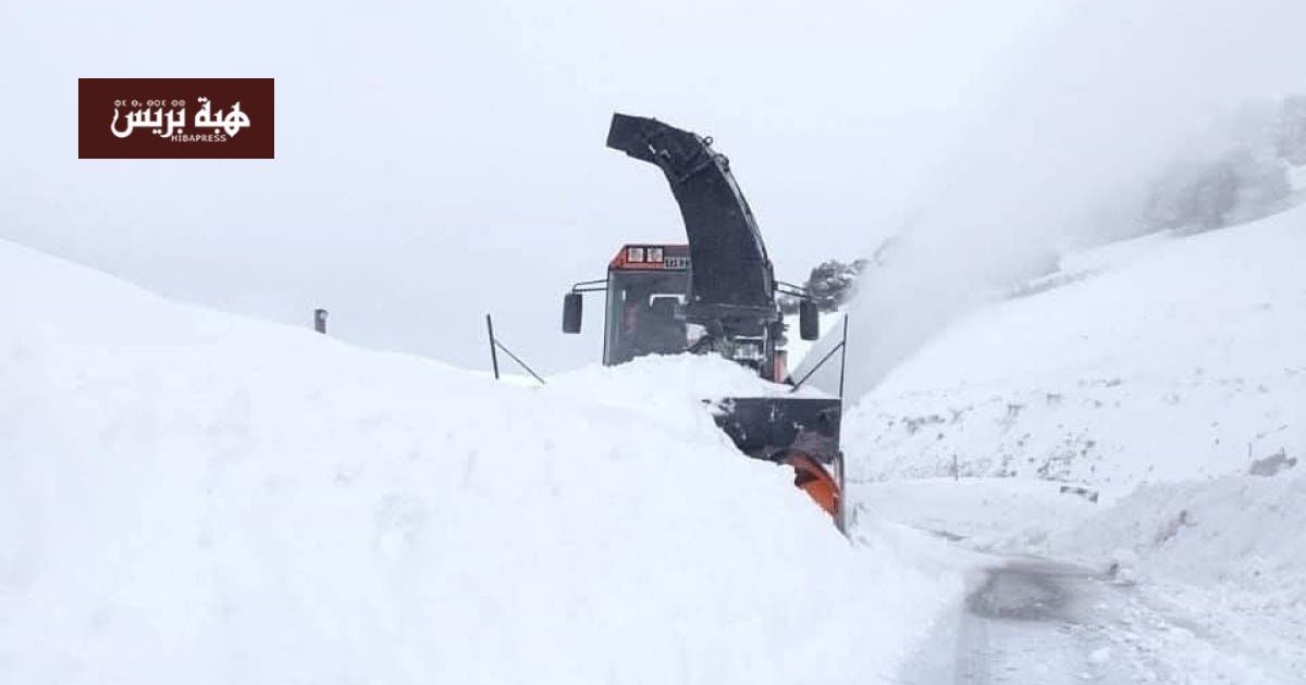 مركبات تسير بحذر على طريق جبلي مغربي وسط ظروف جوية صعبة