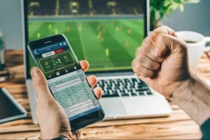 صورة توضيحية لقرار المحكمة المغربية بحجب مواقع الرهان الإلكتروني الأجنبية، تظهر شاشة حاسوب عليها رمز حظر أو قفل.