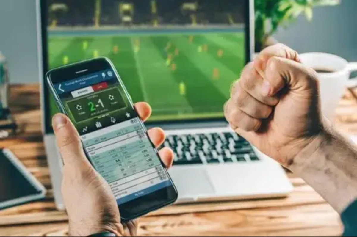 صورة توضيحية لقرار المحكمة المغربية بحجب مواقع الرهان الإلكتروني الأجنبية، تظهر شاشة حاسوب عليها رمز حظر أو قفل.