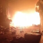 صورة تظهر دخاناً يتصاعد من عمارة سكنية بشارع الأردن في طنجة، مع تواجد سيارات الوقاية المدنية.