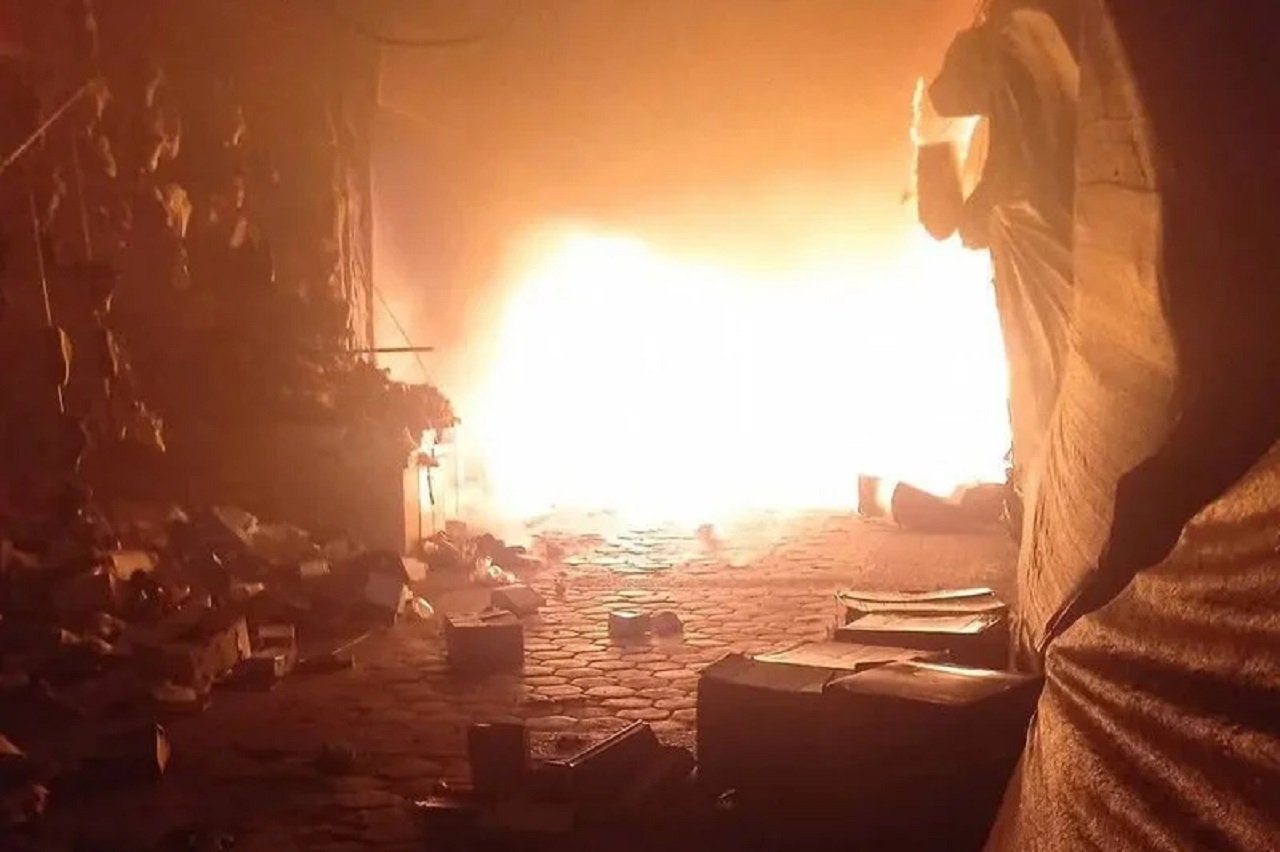 فاجعة طنجة: حريق مهول بشارع الأردن يودي بحياة محامٍ سبعيني ويفتح تحقيقاً معمقاً 3 صورة تظهر دخاناً يتصاعد من عمارة سكنية بشارع الأردن في طنجة، مع تواجد سيارات الوقاية المدنية.