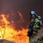 حريق هائل يلتهم آخر الأحياء العشوائية في سيول: قرية غوريونغ تحت رحمة النيران 8 رجل إطفاء يراقب ألسنة اللهب والدخان المتصاعد من قرية غوريونغ في سيول، كوريا الجنوبية.