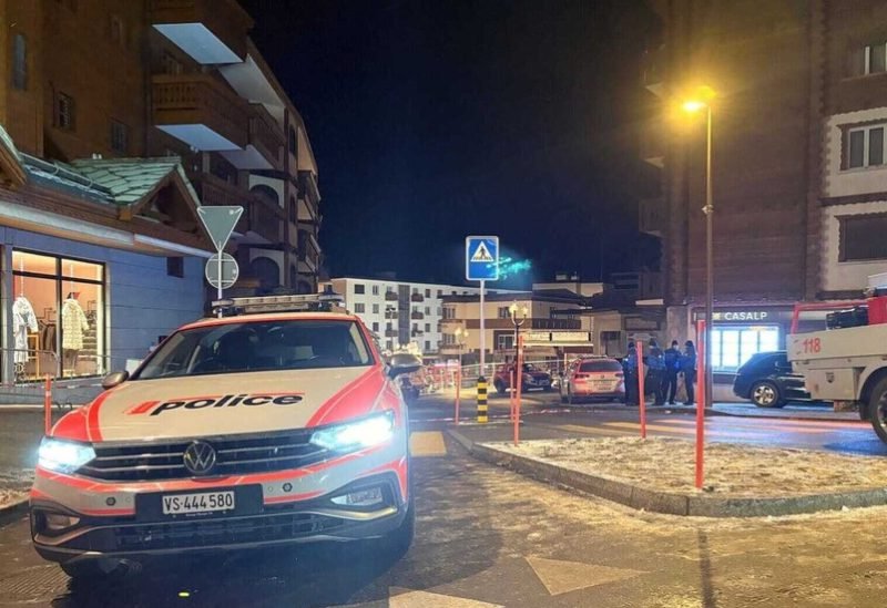 صورة لحريق في منتجع جبلي بسويسرا مع فرق الإنقاذ