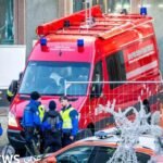 فرق الطوارئ وسيارات الإسعاف في موقع حريق حانة لو كونستليشن بمنتجع كران مونتانا السويسري.