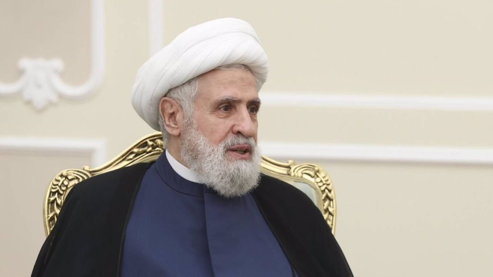 صورة نعيم قاسم، نائب الأمين العام لحزب الله، يتحدث في مؤتمر صحفي.