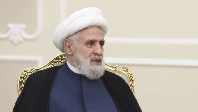 صورة نعيم قاسم، نائب الأمين العام لحزب الله، يتحدث في مؤتمر صحفي.