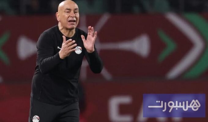 المدرب حسام حسن يحتفل مع لاعبي المنتخب المصري بعد الفوز في مباراة حاسمة
