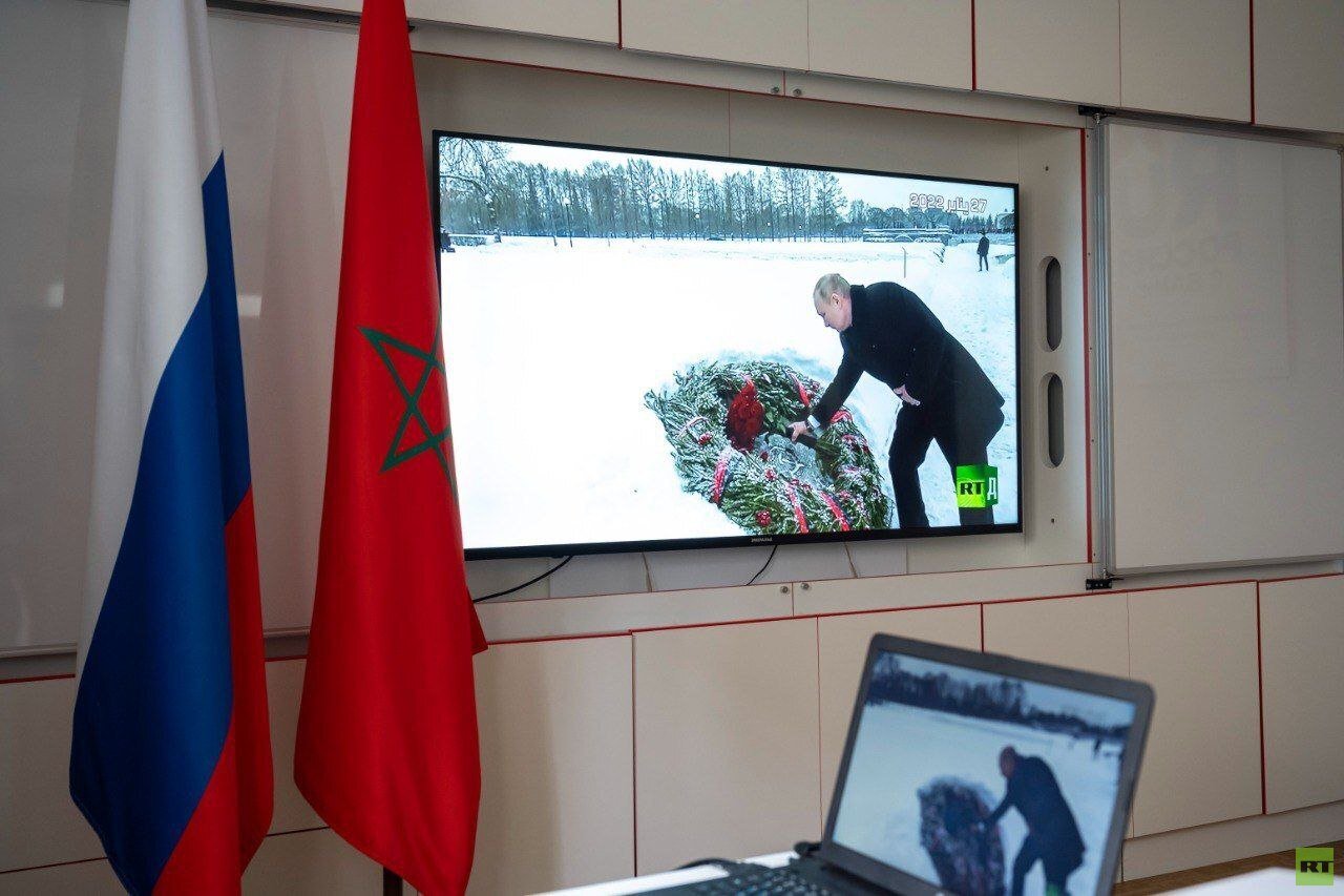 صورة من عرض الفيلم الوثائقي "لينينغراد: 872 يومًا من الجحيم" في البيت الروسي بالرباط، تظهر الحضور والفعالية الثقافية.