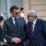 الرئيس الفرنسي إيمانويل ماكرون ورئيس الوزراء اللبناني نواف سلام خلال اجتماعهما في قصر الإليزيه بباريس.