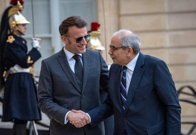 الرئيس الفرنسي إيمانويل ماكرون ورئيس الوزراء اللبناني نواف سلام خلال اجتماعهما في قصر الإليزيه بباريس.