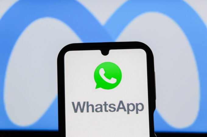 صورة تعبيرية لتطبيق واتساب وشعار روسكومنادزور، ترمز للحظر في روسيا.