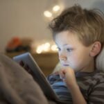 المملكة المتحدة تفتح ملف استخدام الأطفال لوسائل التواصل الاجتماعي: حظر محتمل وإرشادات مدرسية مشددة 6 صورة تعبيرية لأطفال يستخدمون أجهزة لوحية وهواتف ذكية، ترمز لاستخدام وسائل التواصل الاجتماعي.