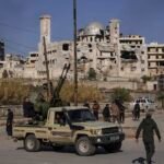 لقطة شاشة من الفيديو المتداول الذي يزعم قتال مليشيات عراقية في حلب، مع إشارة إلى تاريخ نشره الأصلي في 2016.