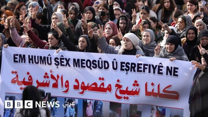 مدنيون سوريون يغادرون منازلهم في حيّي الشيخ مقصود والأشرفية بحلب وسط تصاعد الاشتباكات.