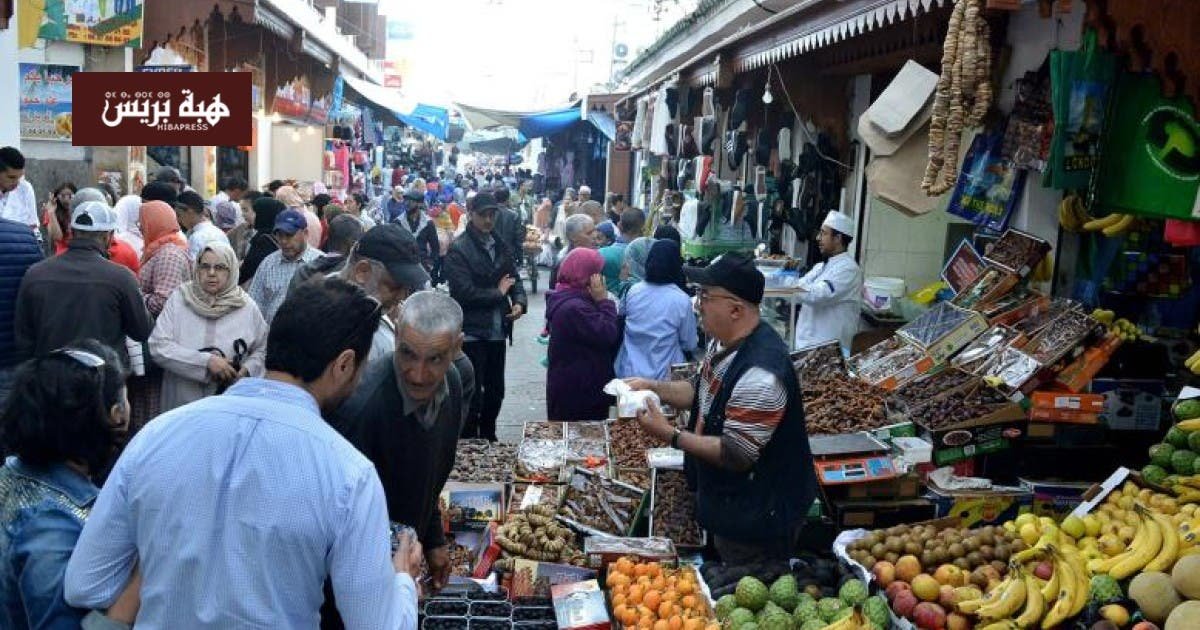 تعزيز حماية المستهلك: دعوة لاعتماد الوسائل البديلة لفض النزاعات في المغرب 3 شعار الجمعية المغربية للدفاع عن حقوق المستهلك مع إشارة إلى الوساطة والصلح.