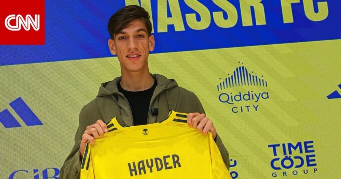 صورة للاعب حيدر عبدالكريم بقميص نادي النصر السعودي بعد توقيع العقد