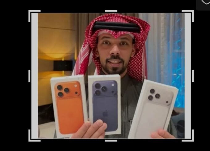 صورة لخالد العليان يتفاعل مع الجمهور المغربي في الشارع خلال كأس الأمم الإفريقية 2025