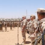 شباب أردنيون يتأهبون لأداء خدمة العلم في الأردن، مع التركيز على تنظيمات الحكومة الجديدة للمغتربين وحملة الجنسيات المزدوجة.