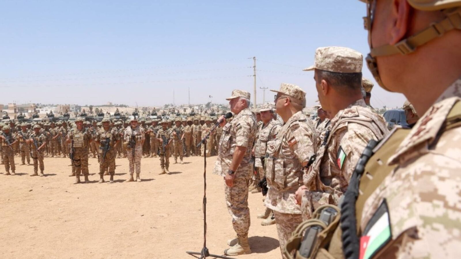 الأردن يقر تنظيمًا جديدًا لخدمة العلم: لا إعفاء لحملة الجنسيات المزدوجة وتسهيلات لتأجيل المغتربين 2026 3 شباب أردنيون يتأهبون لأداء خدمة العلم في الأردن، مع التركيز على تنظيمات الحكومة الجديدة للمغتربين وحملة الجنسيات المزدوجة.