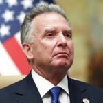 خريطة لقطاع غزة مع أعلام أمريكية وإسرائيلية ترمز لخطة ترامب للسلام