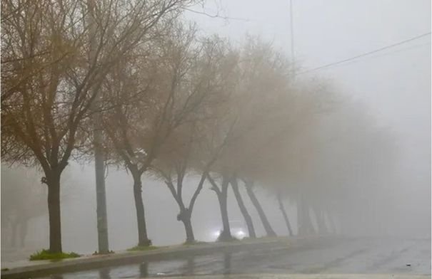 صورة توضيحية لعمال صيانة طرق يستعدون للتعامل مع الظروف الجوية القاسية